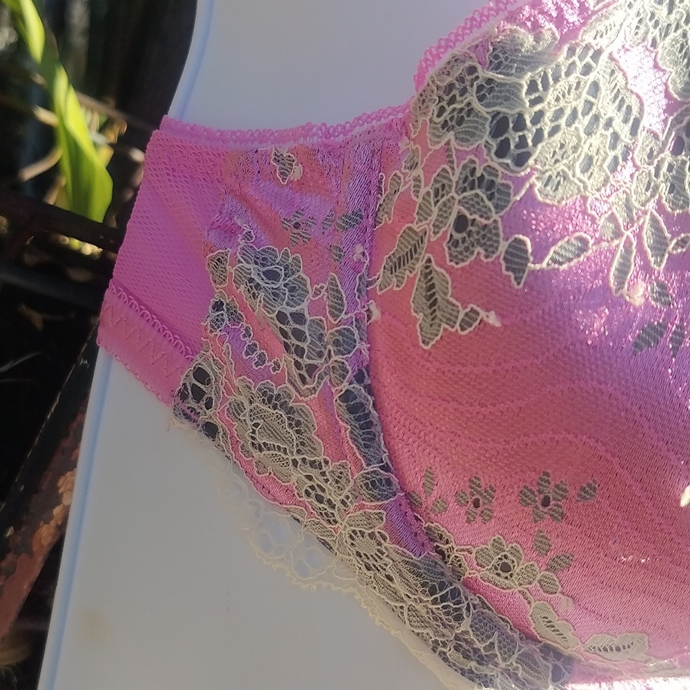 Victoria's Secret Pretty And Pink Lacey Bra 32d - Picture 3 of 9